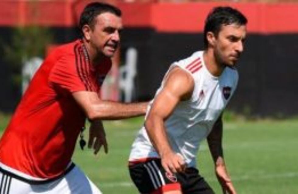 Newell's viajó hacia Mar del Plata mientras espera la llegada de San Román