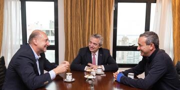 Alberto Fernández recibió a Omar Perotti y Pablo Javkin en el Hotel Ros Tower de Rosario\u002E (@mauriciomaronna)