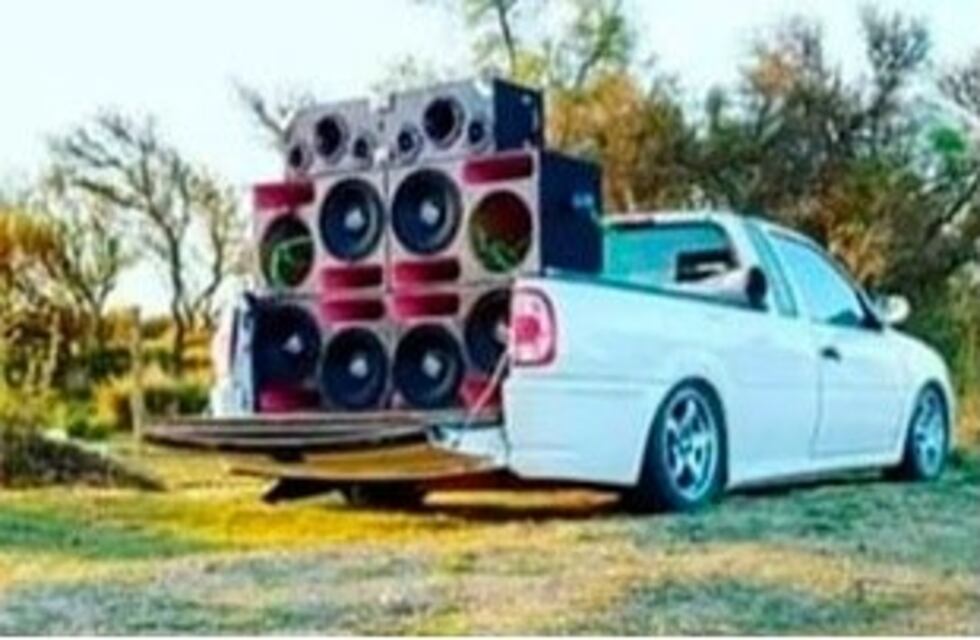 Fiesta clandestina en Paraná Campaña: uno de los vehículos volcó al escapar del lugar