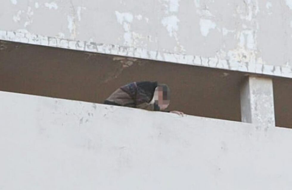 ¡Terrible!" Un hombre intentó arrojarse desde el sexto piso del Hospital Central