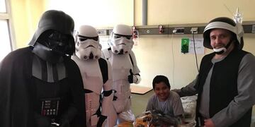 La Fuerza los acompaña\u002E Los personajes de la querida saga llevaron alegría a los fans más chicos\u002E