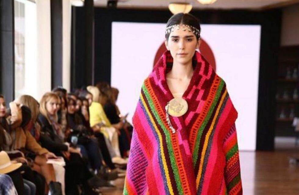 Diseños de artesanos textiles pampeanos en "Argentina Fashion Week"