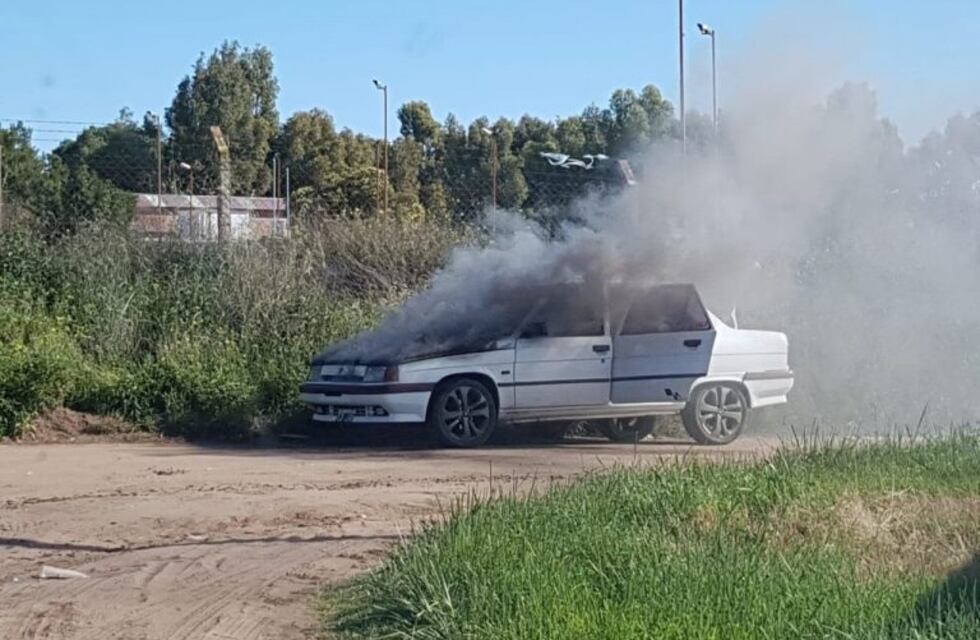 Destrucción total de un auto por el fuego en Punta Alta