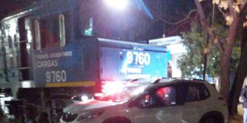 Un auto no respetó las señales y lo chocó un tren\u002E