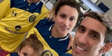 El volante compartió una selfie con Pía, Mía y su esposa Jorgelina Cardoso\u002E (@carcoficial)