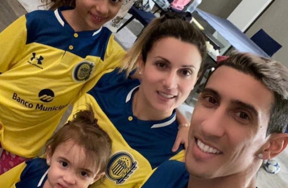 Ángel Di María y su familia posaron con la camiseta de Central en aislamiento