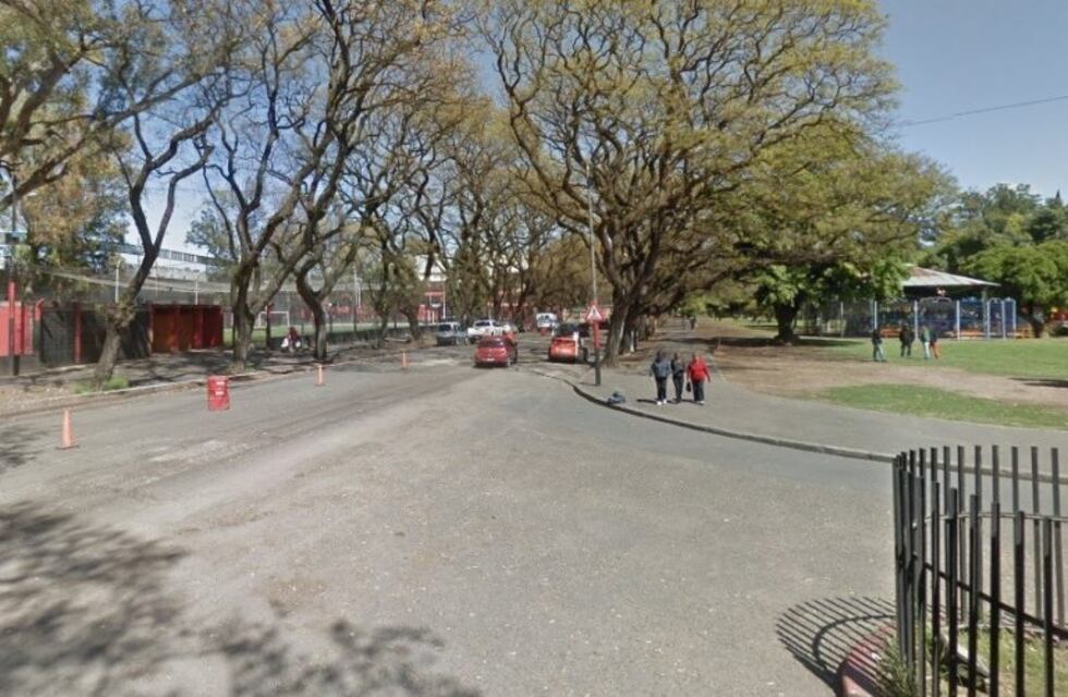 Rodearon a un hombre a metros de la cancha de Newell's y lo balearon en la pierna