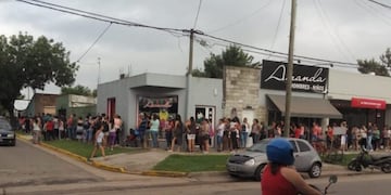 Filas de vecinos\nCrédito: Reporte2820