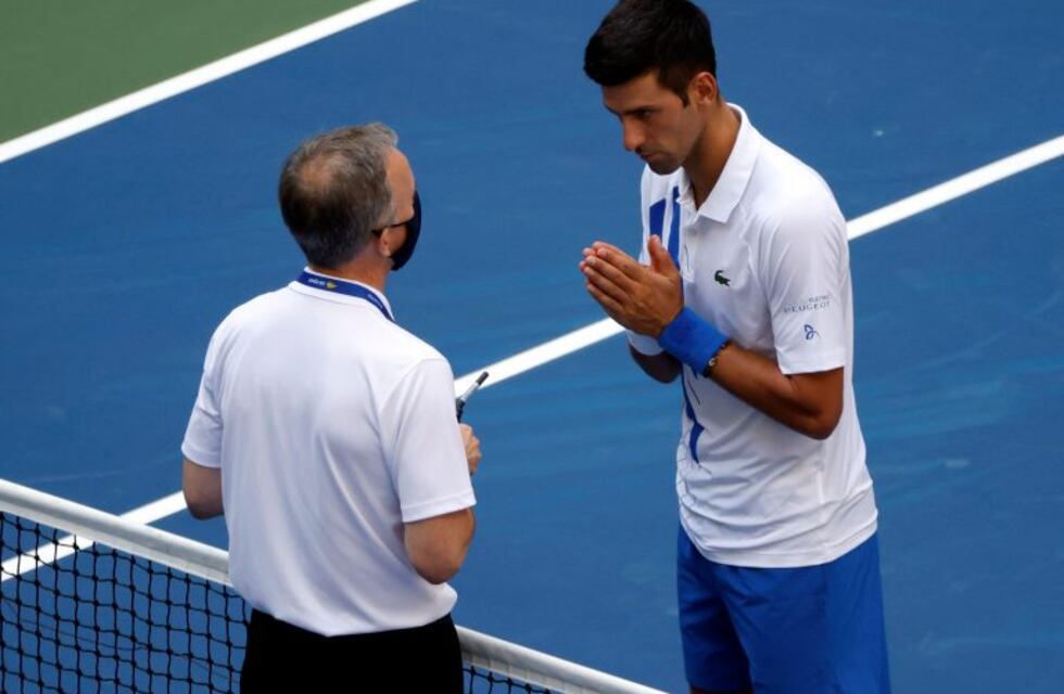 Djokovic fue descalificado del US Open por darle un pelotazo a la jueza de línea