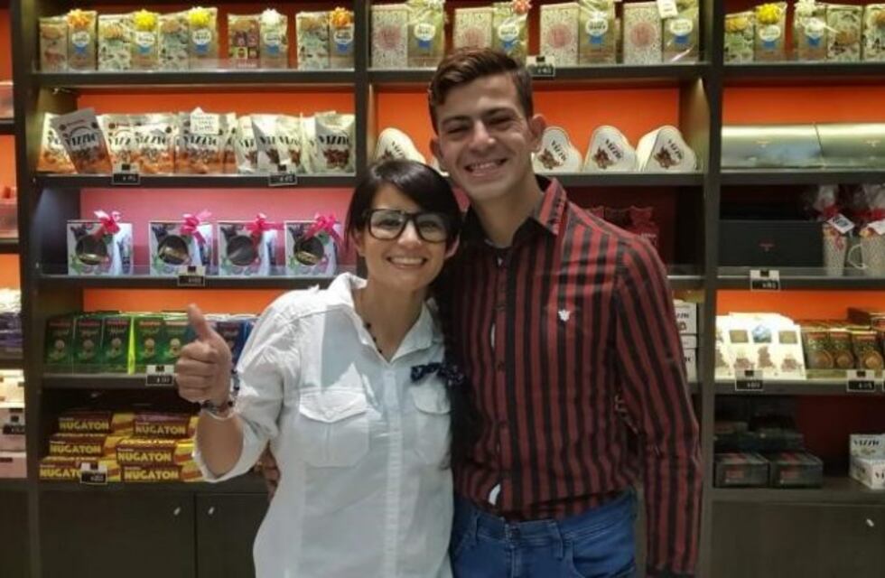 El emotivo reencuentro de Carlos, quien escribió su CV a mano, y Eugenia, quien viralizó su historia