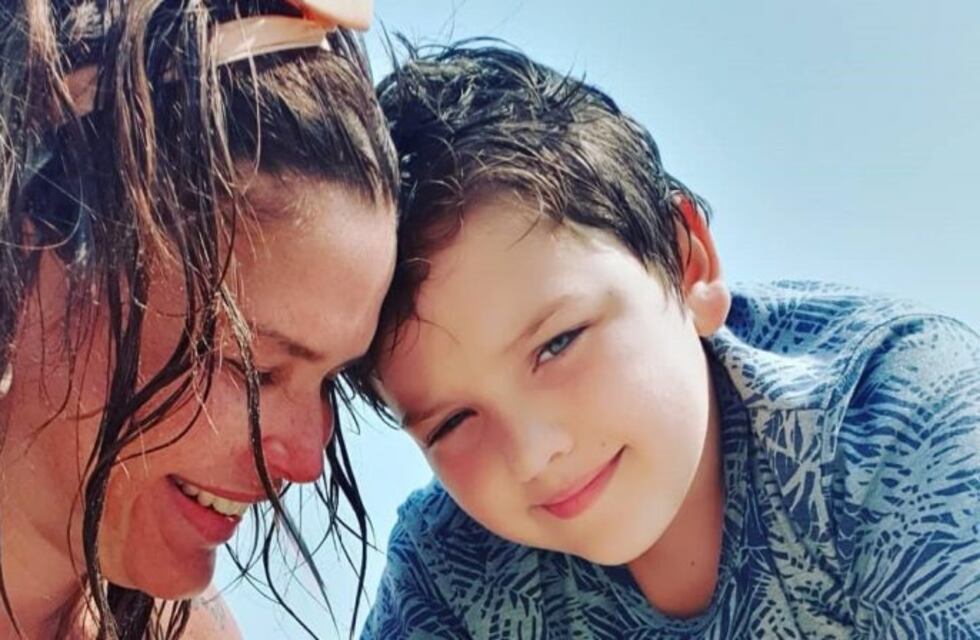 Nazarena Vélez se metió a la pileta de la manera más sexy y su hijo Thiago la imitó