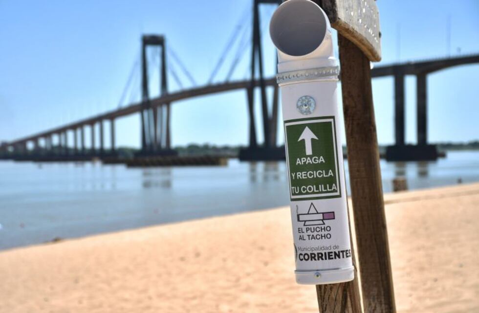 Colocan colilleros en la playa Arazaty