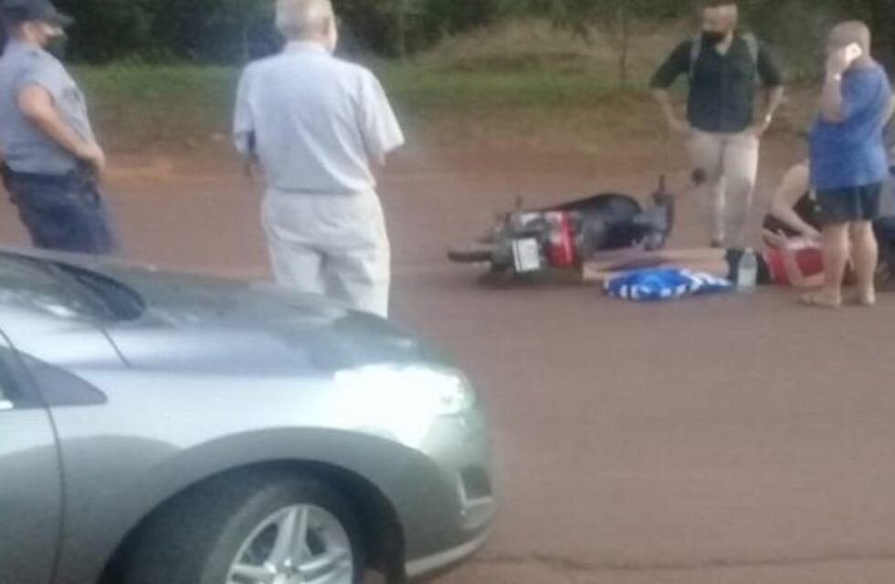 Una motociclista resultó con lesiones luego de rozar un auto en Eldorado
