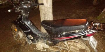 Moto en que se conducía el ladrón de una estación de servicio