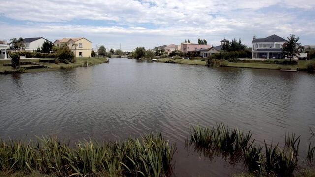 (((ACOMPAu00d1A CRu00d3NICA: ARGENTINA - INSEGURIDAD))) BAS01. BUENOS AIRES (ARGENTINA), 13/02/2010.- Vista general de hoy, su00e1bado 13 de febrero de 2010, de varias viviendas en un barrio cerrado de Nordelta, al norte de la ciudad de Buenos Aires. La sensaciu00f3n de inseguridad que sufren los vecinos de los lujosos barrios de Buenos Aires y sus alrededores se ha traducido en un lucrativo negocio para los psicu00f3logos, cuyas consultas se han llenado de esos pacientes con cuadros de estru00e9s y pu00e1nico. Situados en las afueras de la ciudad, los denominados