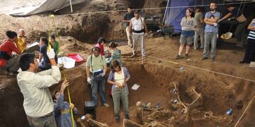 Imagen archivo\u002E Fosa común con restos de desaparecidos durante la última dictadura militar dentro del ex arsenal Miguel de Azcuénaga donde funcionó el mayor centro clandestino de detención y exterminio de Tucuman\u002E\nEFE/Equipo Argentino de Antropología Forense\u002E