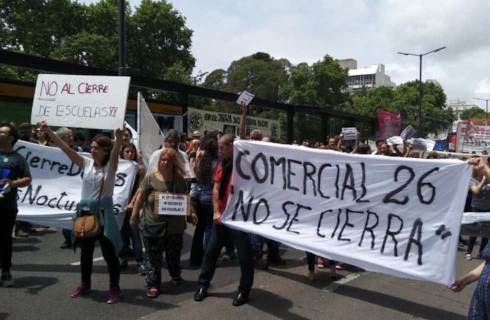 Docentes y estudiantes cortan Paseo Colón en rechazo al cierre de escuelas públicas nocturnas