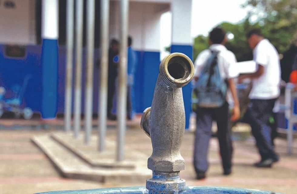 Suspenden clases por falta de agua y el intenso calor