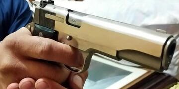 Una mujer, de 63 años, denunció que su pareja, un hombre de 33 años, por haberla amenazado con un arma de fuego, apuntándole a la cabeza\u002E