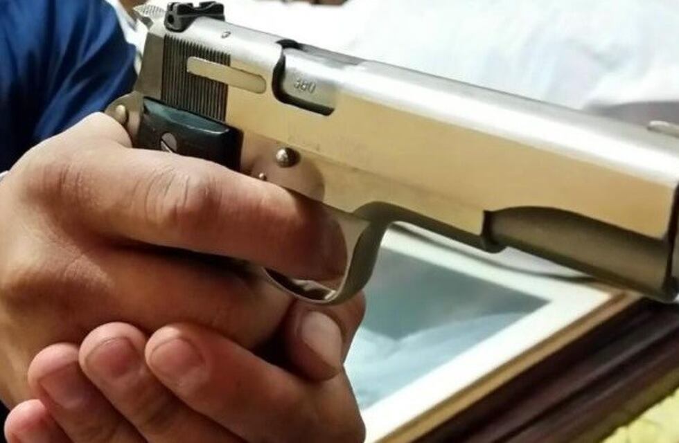 Fue denunciado por su pareja y le encontraron elementos policiales