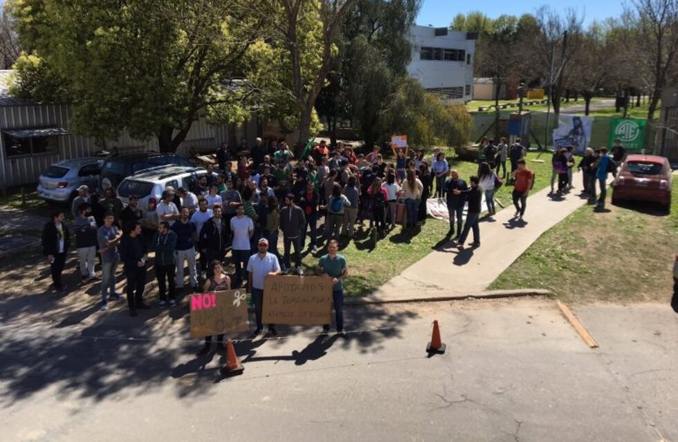 Choripaneada en el Conicet Rosario para pedir que se mantengan los cargos en la institución