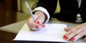 Firmando papel