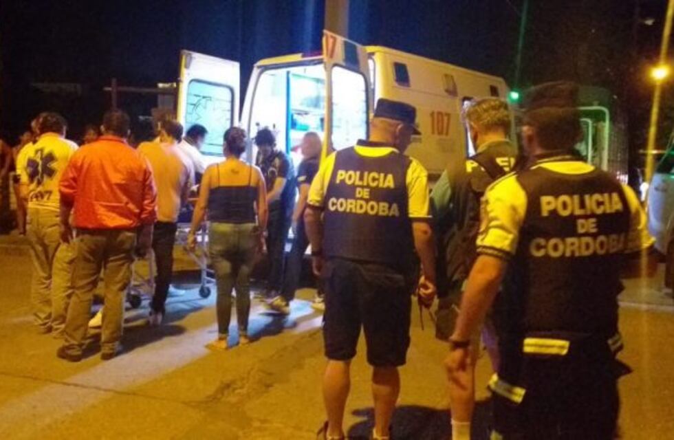 Una camioneta impactó una moto con dos menores