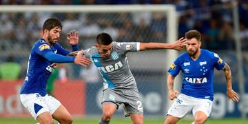 Lucas Silva (L) and Rafael Sobis (R) of Brazil's Cruzeiro vie for the ball with Ricardo Centurion (C) of Argentina's Racing Club during their 2018 Copa Libertadores football match at Mineirao stadium, in Belo Horizonte, Brazil, on May 22, 2018\u002E / AFP PHOTO / DOUGLAS MAGNO belo horizonte brasil campeonato torneo copa libertadores 2018 futbol futbolistas partido cruzeiro racing club