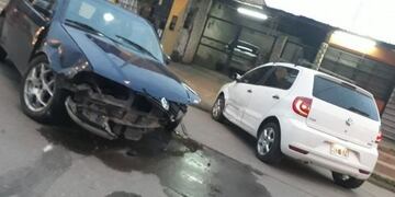 Dos autos chocaron cerca de la parroquia Virgen de Itatí\u002E (Foto: Corrientes Hoy)