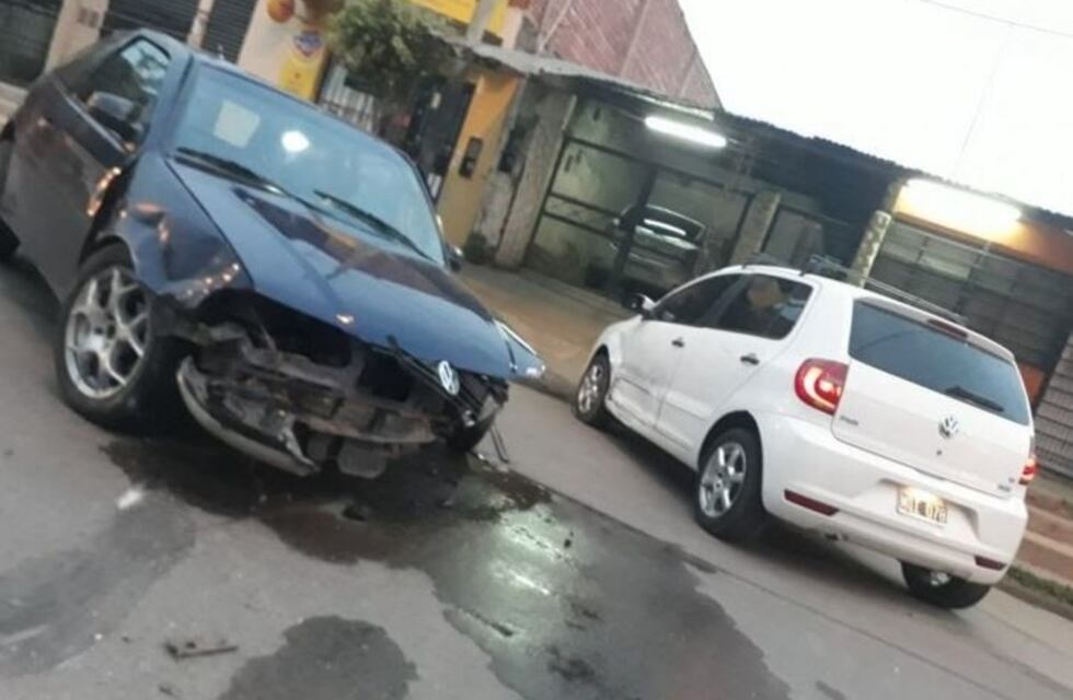 Un conductor chocó a otro auto y se dio a la fuga junto a sus acompañantes