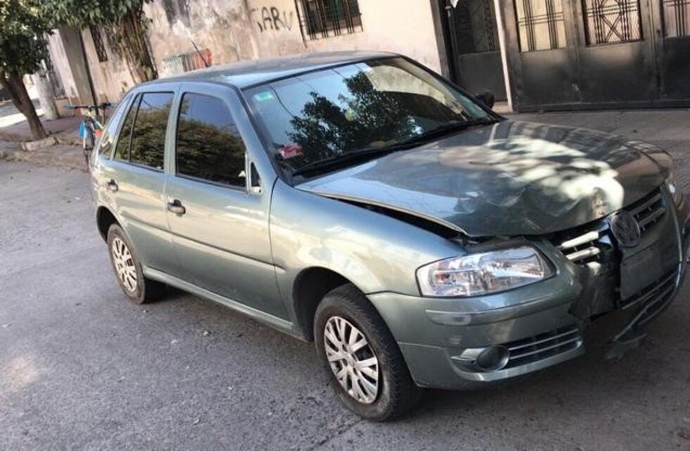 Efectivos de la Policía buscan a dos hombres por robar un auto en Capital
