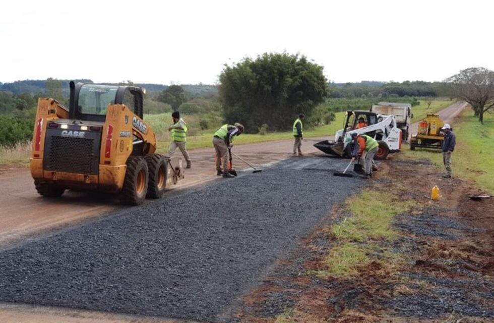 Reparan las rutas provinciales N° 201 de tierra y la pavimentada N°1 en el departamento Apóstoles