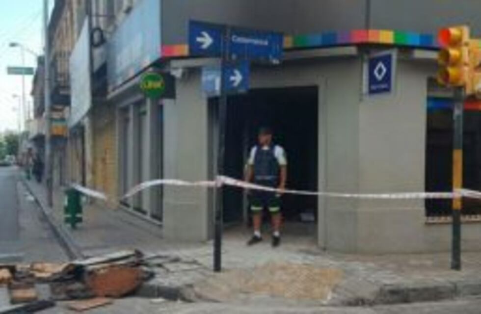 Destrucción total en una sucursal del banco Credicoop por incendio