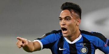 Inter Milan's Lautaro Martinez celebrates after scoring his side's opening goal during the Europa League semifinal soccer match between Inter Milan and Shakhtar Donetsk at Dusseldorf Arena, in Duesseldorf, Germany, Monday, Aug\u002E 17, 2020\u002E (Sascha Steinbach, Pool Photo via AP)