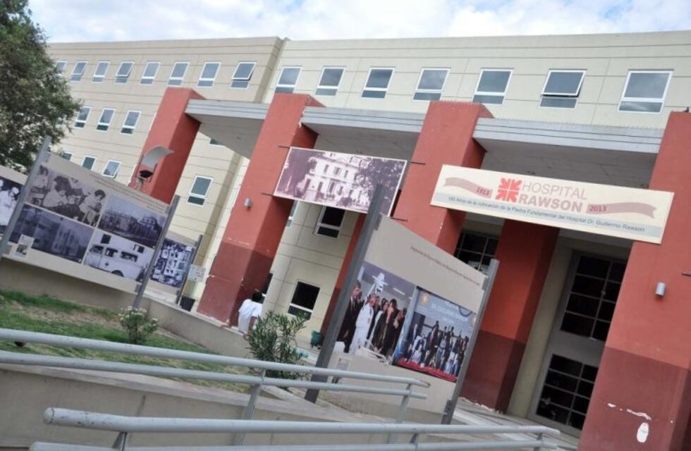 Quedó encerrada en el baño de la escuela, la intentaron ayudar pero la mandaron al hospital