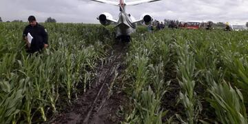 Un avión aterrizó de emergencia en un campo cerca de Miramar