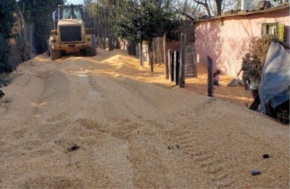 Asaltaron un tren cargado de maíz y la carga cayó en la calle de barrio Remedios de Escalada