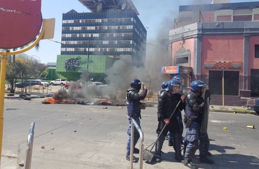 Graves incidentes en la marcha de Luz y Fuerza: piedrazos, balas de goma y heridos