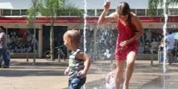 Los chorros refrescantes de la Plaza 9 de Julio en Posadas\u002E (MisionesOnline)