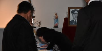 La emotiva llegada del capitán Luis Castagnari, héroe de Malvinas a Río Cuarto, para descansar al lado de la tumba de su hijo\u002E