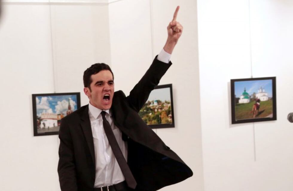 Una imagen del asesino de embajador ruso en Turquía ganó el World Press Photo