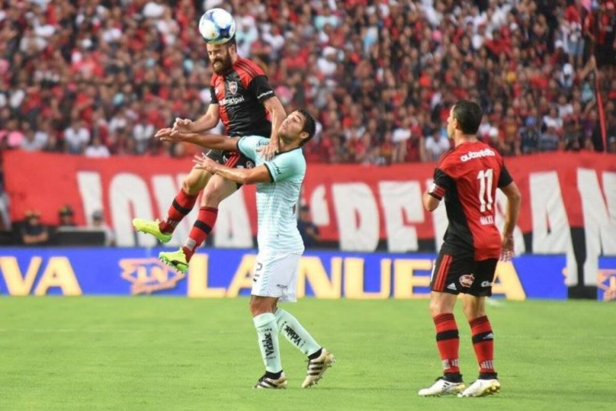 El defensor de Newell's, Josu00e9 San Romu00e1n, cabecea durante el amistoso con Colu00f3n en Santa Fe.