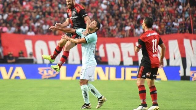 El defensor de Newell's, Josu00e9 San Romu00e1n, cabecea durante el amistoso con Colu00f3n en Santa Fe.