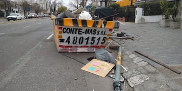 El conductor de un auto impactó contra un contenedor en avenida Rafael Núñez al 4\u002E600\u002E