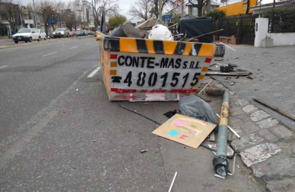 Perdió el control de su auto y chocó contra un contenedor en el Cerro
