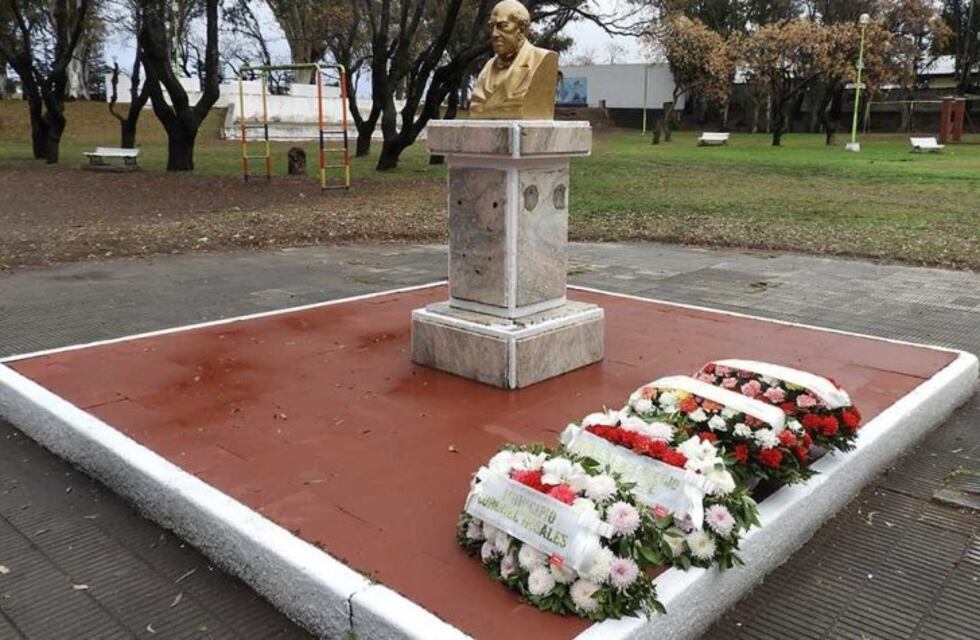 Acto oficial en homenaje a Sarmiento por el Día del Maestro