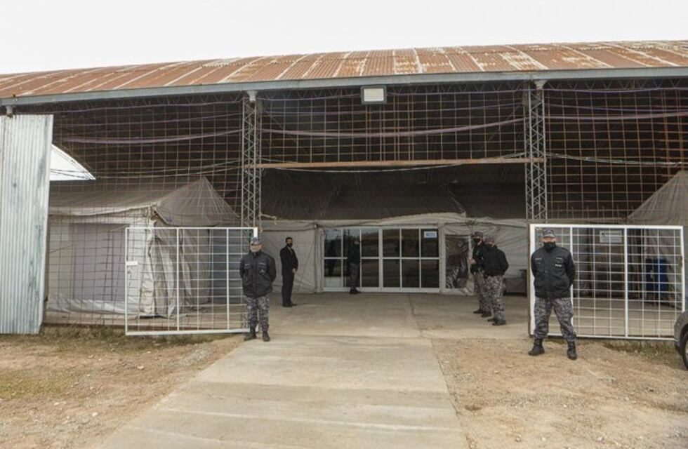 Schiaretti supervisó la instalación de carpas sanitarias en Bouwer