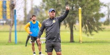 El entrenador prueba el equipo para el trascendental choque ante el Halcón\u002E (CARC)