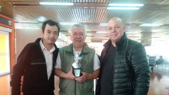 Los hermanos Núñez junto a su padre, celebrando la obtención del Premio Carlos Gardel\u002E (Foto: Misiones Online)