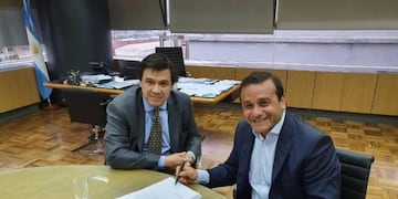 El ministro de Trabajo Claudio Moroni ye l gobernador de Misiones Oscar Herrera Ahuad\u002E (Gobierno de Misiones)